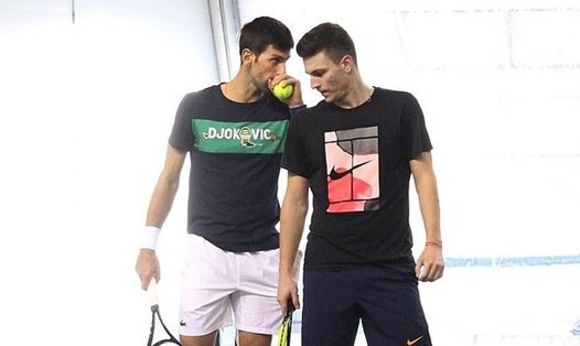 Novak Djokovic và Miomir Kecmanovic lần đầu tiên đánh cặp với nhau. Ảnh: TTL