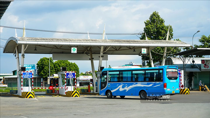 Theo tìm hiểu, tại bến xe khách Trung tâm thành phố Cần Thơ, nhà xe Thành Bưởi khai thác tuyến vận tải hành khách từ Cần Thơ đi TP.HCM, Đà Lạt và ngược lại.
