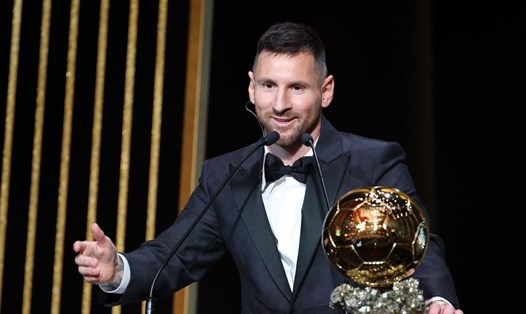 Lionel Messi phát biểu sau khi nhận Quả bóng vàng. Ảnh: The Mirror
