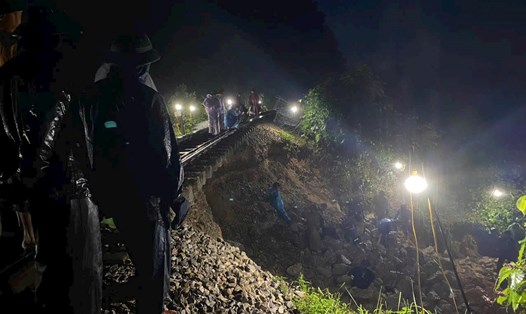 Công nhân xuyên đêm kè đá khắc phục sạt lở đường sắt ở thôn Liên Châu, xã Đức Liên, huyện Vũ Quang, tỉnh Hà Tĩnh. Ảnh: Hà Tĩnh.