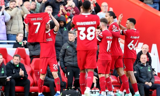 Các đồng đội của Luis Diaz ở Liverpool chia sẻ với tiền đạo người Colombia sau khi ghi bàn trong trận thắng Nottingham Forest 3-0 cuối tuần qua. Ảnh: The Independent