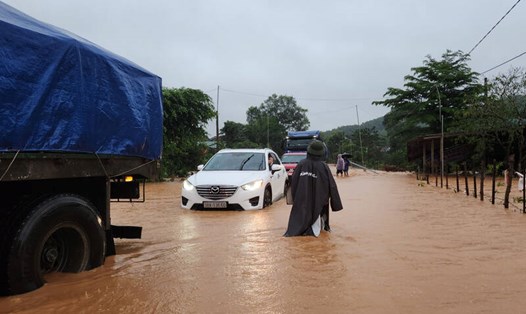 Ngập lụt ở huyện Hương Khê chiều ngày 30.10. Ảnh: Trần Tuấn.