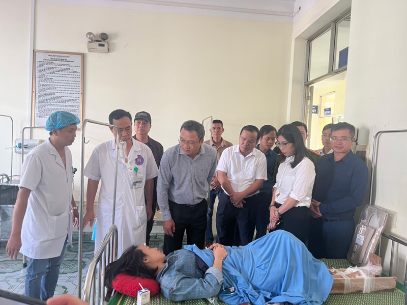 Ông Khuất Việt Hùng (thứ 3 từ trái sang) thăm hỏi các nạn nhân đang cấp cứu tại bệnh viện. Ảnh: Đơn vị cung cấp.