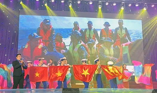 Một tiết mục trong Liên hoan tiếng hát công nhân, viên chức, lao động tỉnh Hưng Yên lần thứ nhất năm 2023. Ảnh: CĐHY