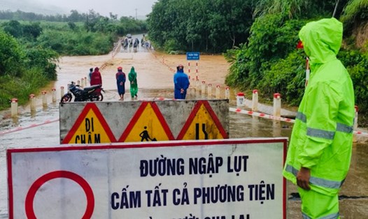 Mưa lớn, nước lũ dâng cao gây chia cắt tại địa bàn huyện Bố Trạch, tỉnh Quảng Bình. Ảnh: Đức Tâm