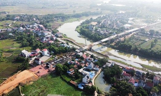 Cầu Hoà Sơn kết nối Bắc Giang và Thái Nguyên sắp hoàn thành. Ảnh: Nguyễn Tùng.