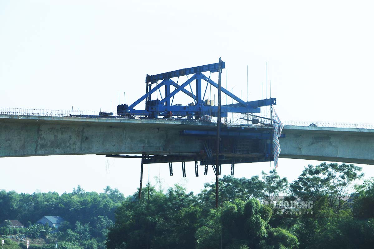 Các nhịp chính của cầu Hoà Sơn có kết cấu dầm hộp bê tông cốt thép dự ứng lực liên tục thi công theo phương pháp đúc hẫng cân bằng. 