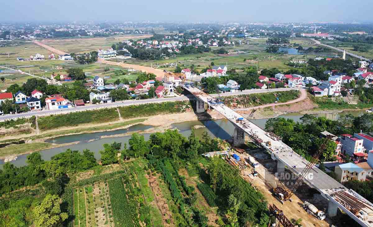 Thông tin tới PV, ông Hoàng Thế Hưng - Phó Giám đốc Ban QLDA các CTGTNN tỉnh Bắc Giang cho biết, hiện tại tiến độ cầu Hoà Sơn đã đạt hơn 80 %. Chủ đầu tư đang phối hợp với các bên liên quan đẩy nhanh tiến độ, phấn đấu thông xe trước Tết Nguyên đán 2024.