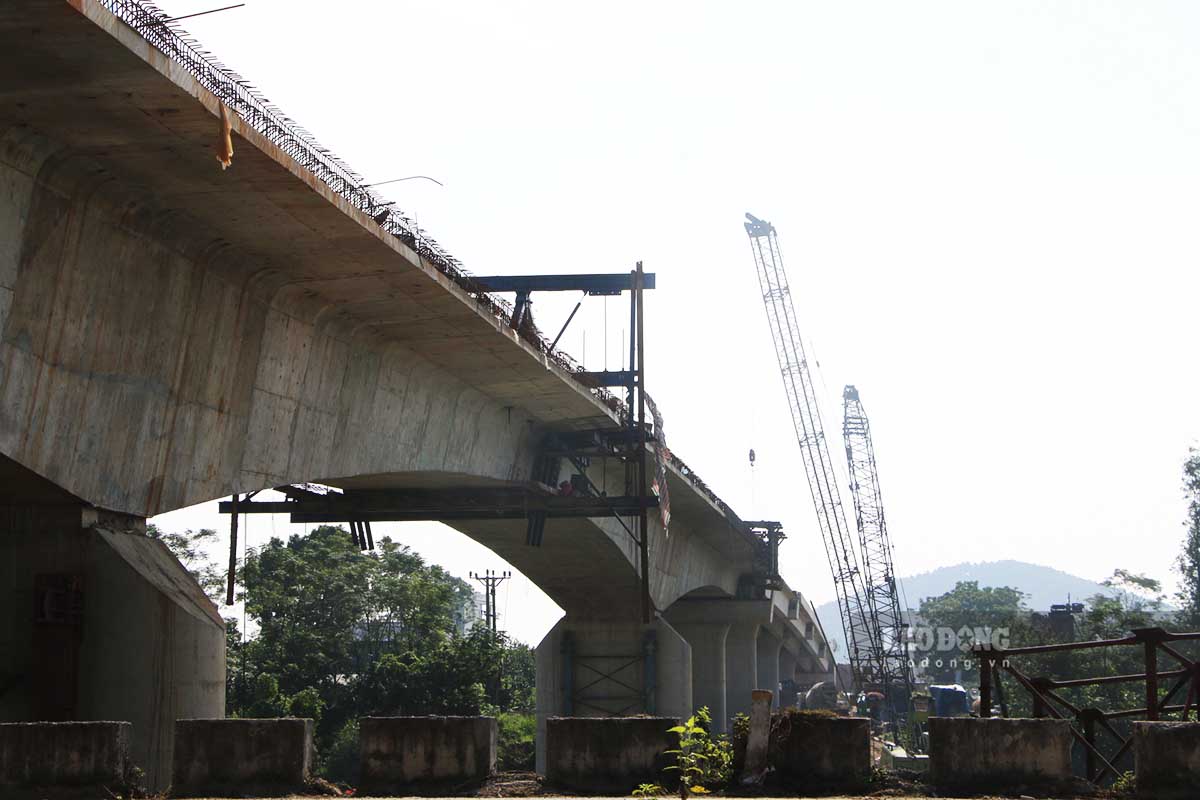 Ghi nhận ngày 31.10, phần nhịp chính của cầu Hoà Sơn đã thi công gần hoàn thiện và đủ điều kiện để hợp long.