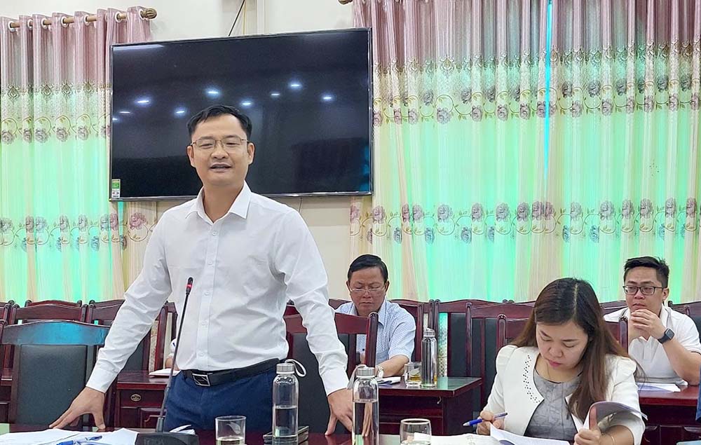 Ông Nguyễn Đạt Long - Phó Chủ tịch UBND TP Điện Biên Phủ trả lời báo chí. Ảnh: Văn Thành Chương