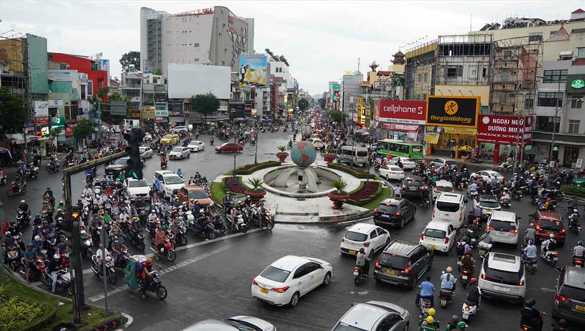 Vòng xoay Lăng Cha Cả là điểm nóng ùn tắc khu vực sân bay Tân Sơn Nhất.