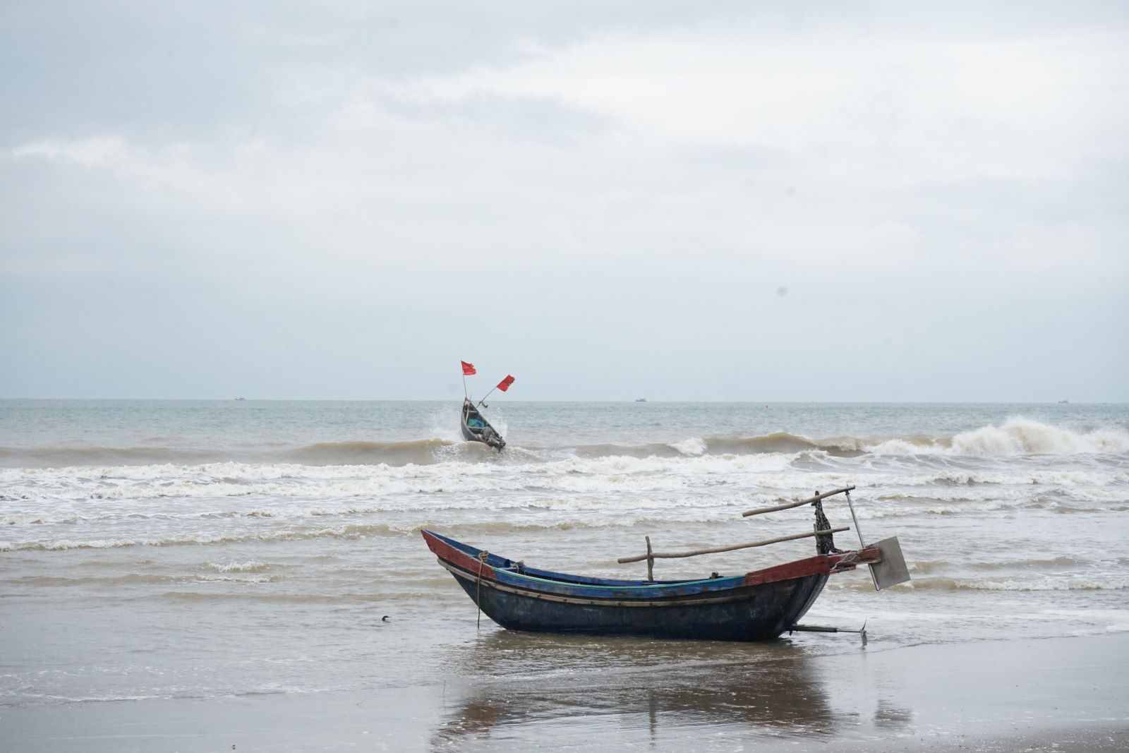 “Mùa hè đông như thế, người dân đua nhau làm dịch vụ du lịch, nhưng khi trời trở gió mát mẻ, không còn du khách, người dân lại trở lại với công việc đi biển đánh bắt hải sản” - chị Cao Thị Hoa (ở phường Trường Sơn, TP.Sầm Sơn) chia sẻ. Ảnh: Quách Du