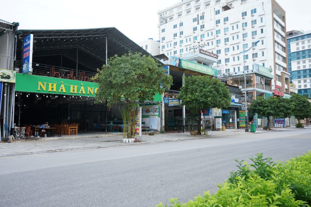 Hệ thống các nhà hàng, khách sạn dọc đường Hồ Xuân Hương hâu như không còn khách. Ảnh: Quách Du