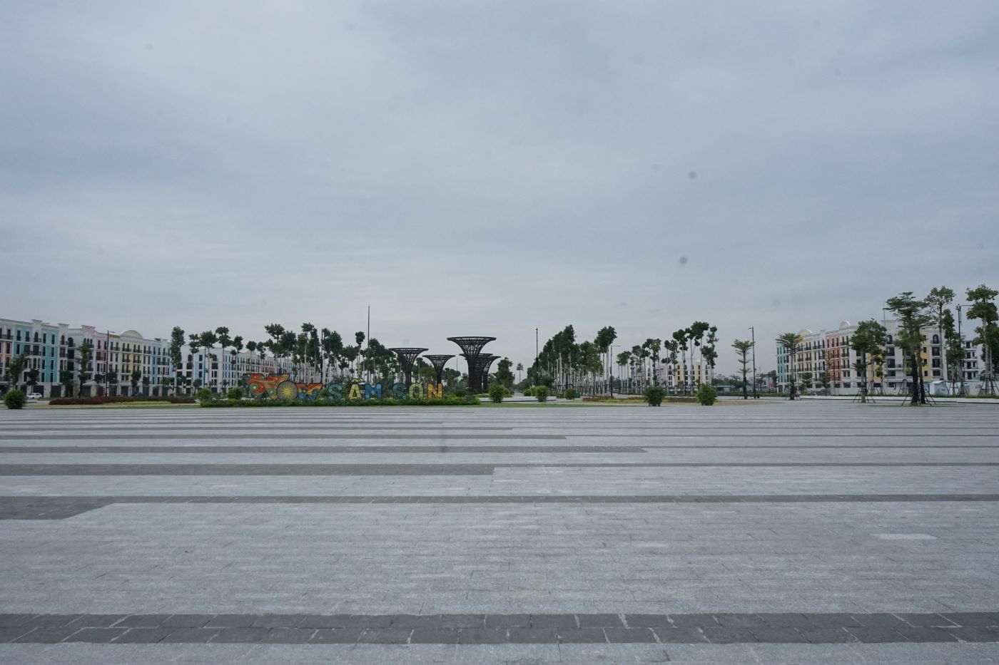 Khu vực quảng trường biển Sầm Sơn (nơi tổ chức các sự kiện lớn) cũng trở nên thoáng đãng, không có người. Ảnh: Quách Du