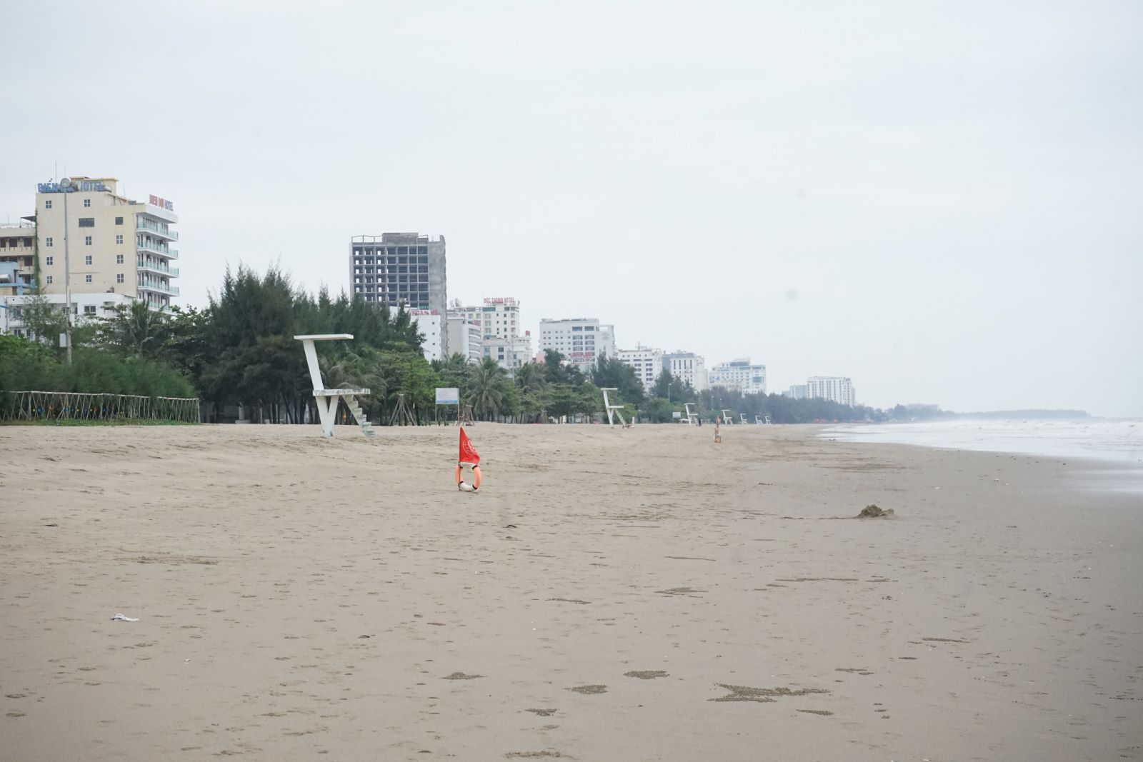 Khác xa với không khí người người chen chân tắm biển vào những ngày hè, khi chớm đông bãi biển Sầm Sơn (ở Thanh Hóa) trở nên tĩnh lặng, không gian khá thoáng đãng. Ảnh: Quách Du