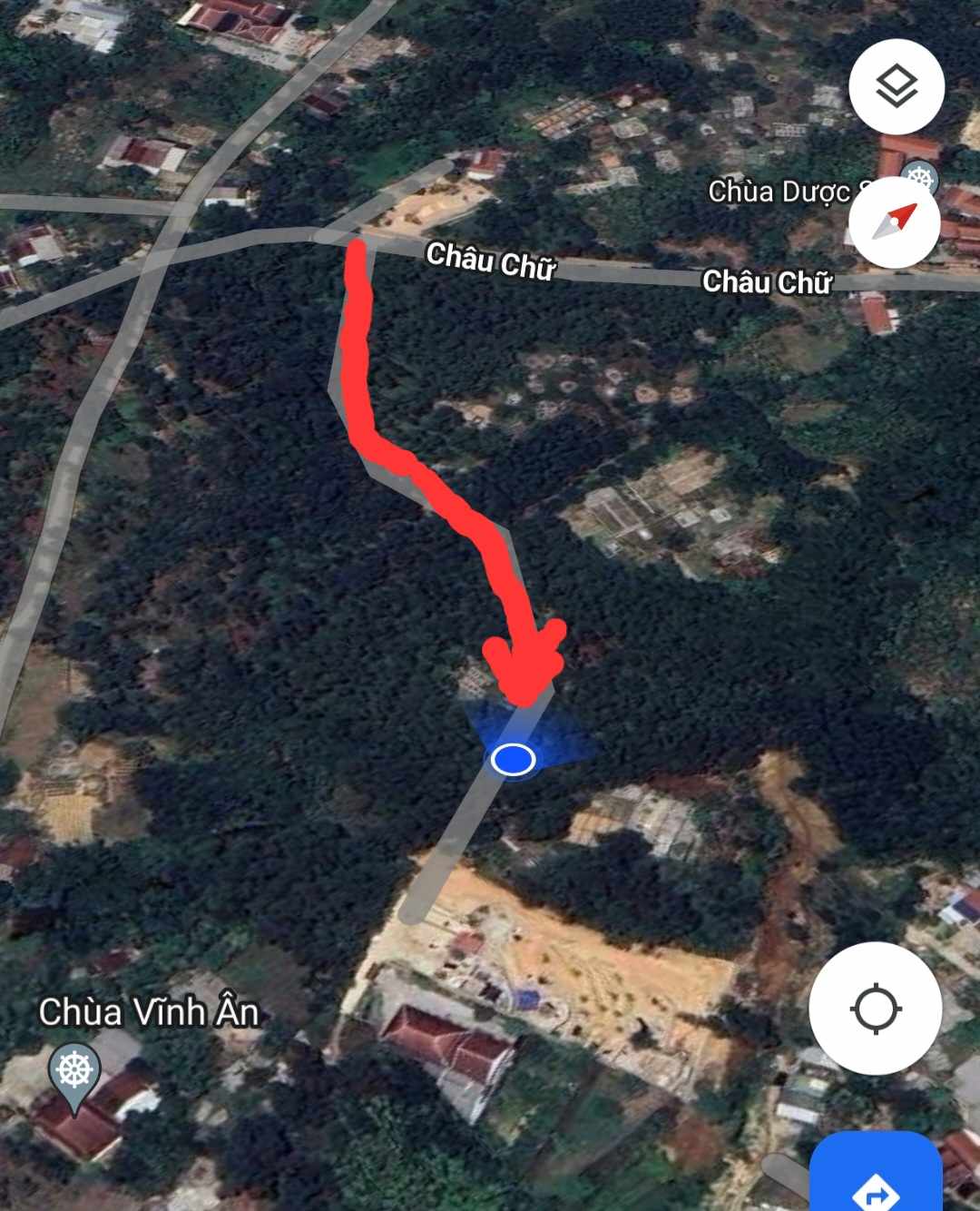 Khu vực cây thông bị chặt hạ đều nằm ngay mép đường (mũi tên màu đỏ) dẫn vào công trình tịnh thất, ít nhà dân và một công trình đang xây dựng giống phong cách biệt thự khá đồ sộ. Ảnh: Google Maps.