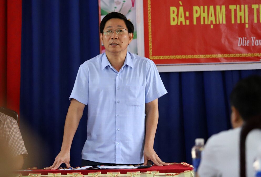 Thay mặt UBND huyện Ea H'leo, ông Phạm Văn Khôi, Phó Chủ tịch UBND huyện đã chân thành gửi lời xin đến các cô giáo. Ảnh: Phan Tuấn