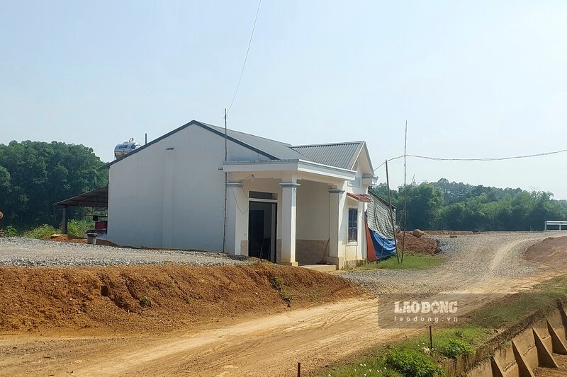 Trao đổi với phóng viên Báo Lao Động, ông Vi Tiến Cường - Chủ tịch UBND xã Đồng Lương cho biết, ngôi nhà của hộ gia đình ông Đỗ Hải Lý tại khu 16 Vạn Thắng nằm trên diện tích đất nông nghiệp. Ảnh: Tô Công.