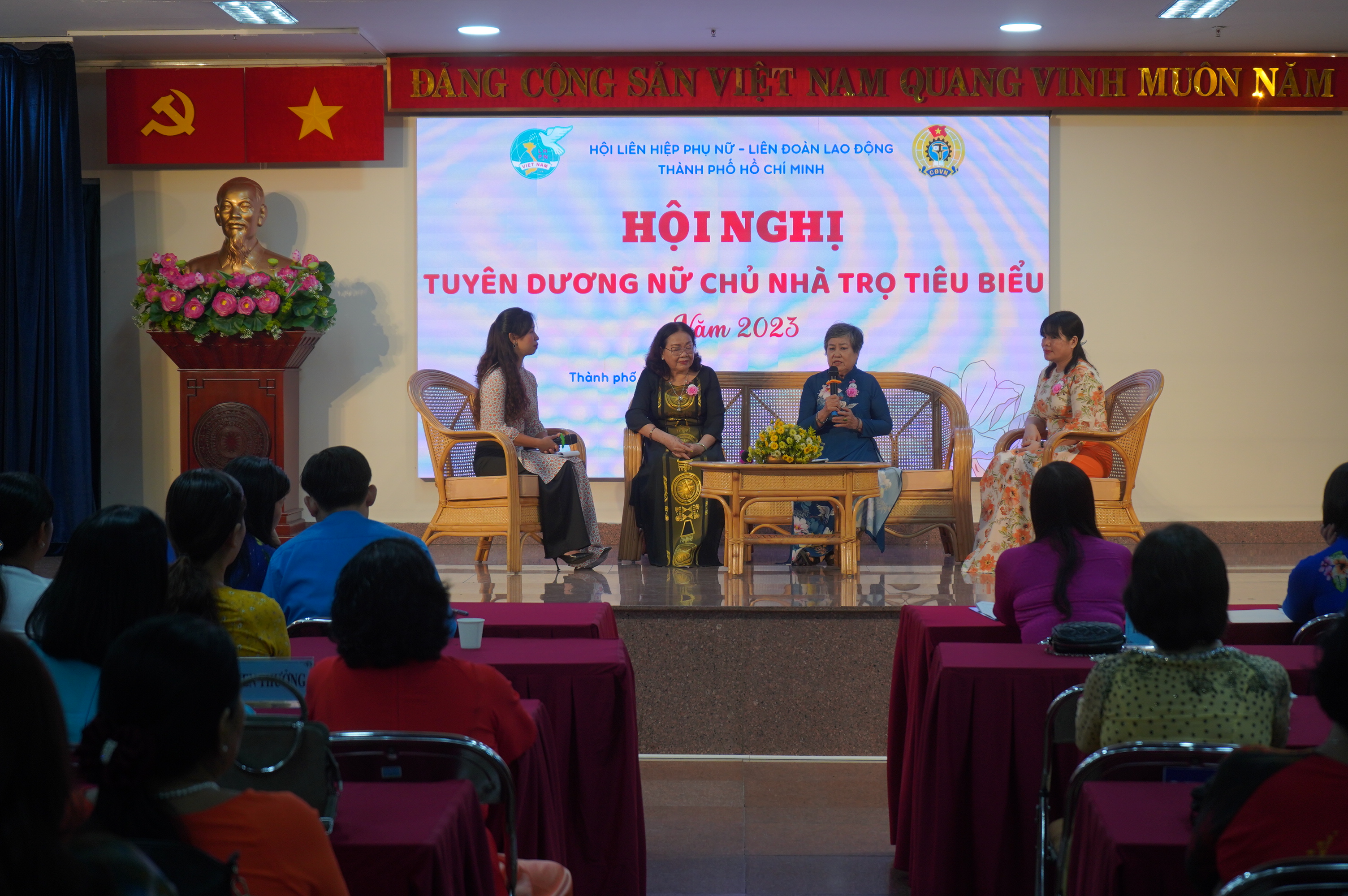 Nữ chủ nhà trọ tiêu biểu giao lưu, chia sẻ kinh nghiệm tại Hội nghị. Ảnh: Huỳnh Phương