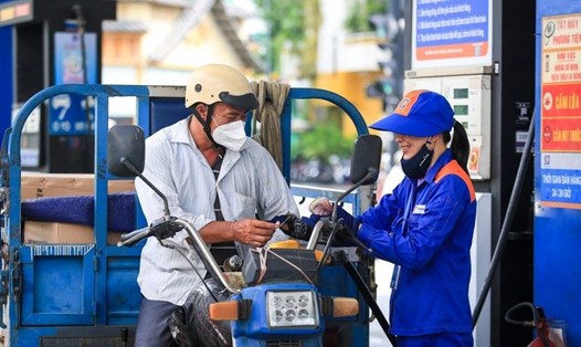 Giá xăng dự báo tăng vào ngày mai (1.11). Ảnh: Nguyễn Tuấn