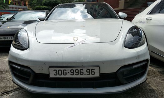 Siêu xe hiệu Porsche Panamera bị tạm giữ trong đường dây đánh bạc nghìn tỉ. Ảnh: T.H