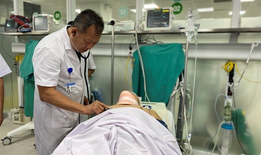 TS.BS Dương Đức Hùng khám cho bệnh nhân cấp cứu trong vụ tai nạn ở Lạng Sơn. Ảnh: Minh An