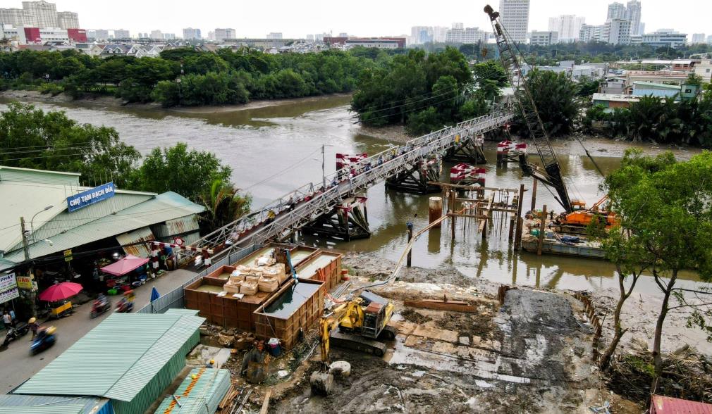 Cầu Rạch Đỉa mới đang được xây dựng thay thế cầu sắt hơn 50 tuổi.  Ảnh: Anh Tú