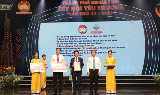 Đại diện Agribank, ông Phạm Trung Kiên - Phó Trưởng VPĐDKV miền Nam (đứng giữa) trao bảng tượng trưng ủng hộ an sinh xã hội cho Quỹ "Vì người nghèo" TP Hồ Chí Minh.