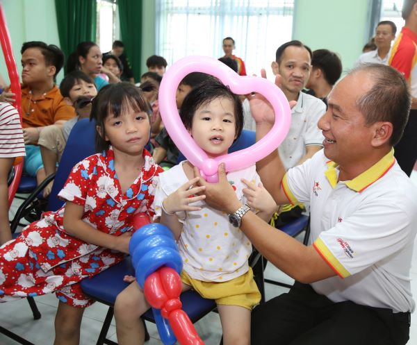 CBNV HDBank thăm, tặng quà cho các em nhỏ tại Trung tâm Bảo trợ nuôi dưỡng trẻ em Tam Bình (TP.Thủ Đức, TP.HCM) dịp Trung thu 2023. Ảnh: HDBank 