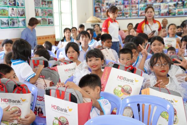 CBNV HDBank thăm, tặng quà cho các em nhỏ tại Làng trẻ em SOS Nha Trang (Khánh Hoà) dịp 30.4.2023. Ảnh: HDBank 