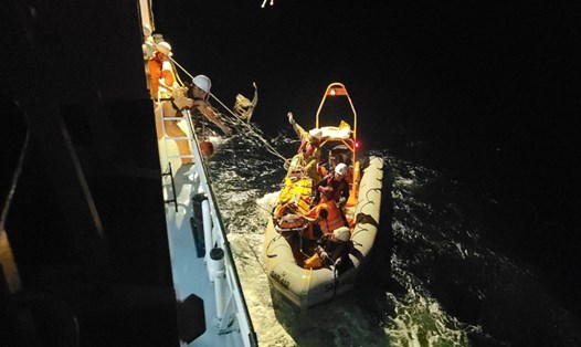 Tàu SAR 412 tiếp cận, hỗ trợ thuyền viên gặp nạn. Ảnh: Trung tâm Phối hợp tìm kiếm cứu nạn hàng hải Việt Nam