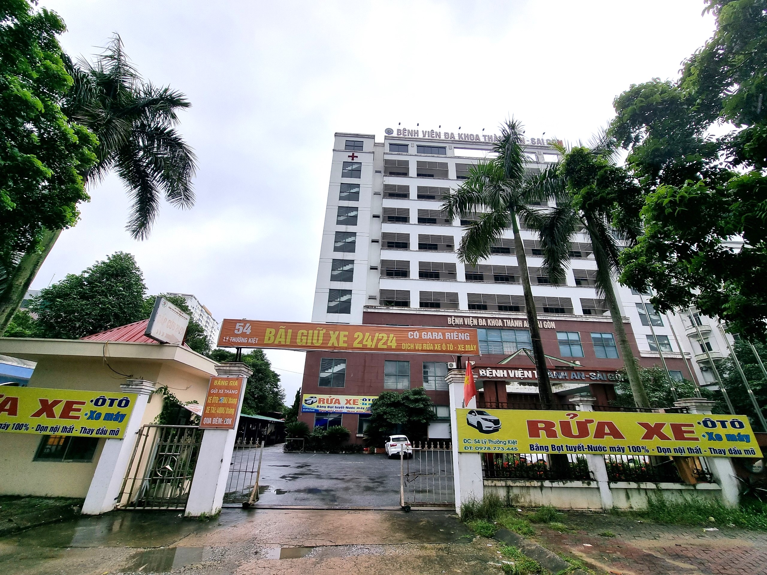 Bệnh viện Đa khoa Thành An - Sài Gòn tại TP Vinh (Nghệ An) bỏ hoang từ năm 2018 đến nay. Ảnh: Quang Đại