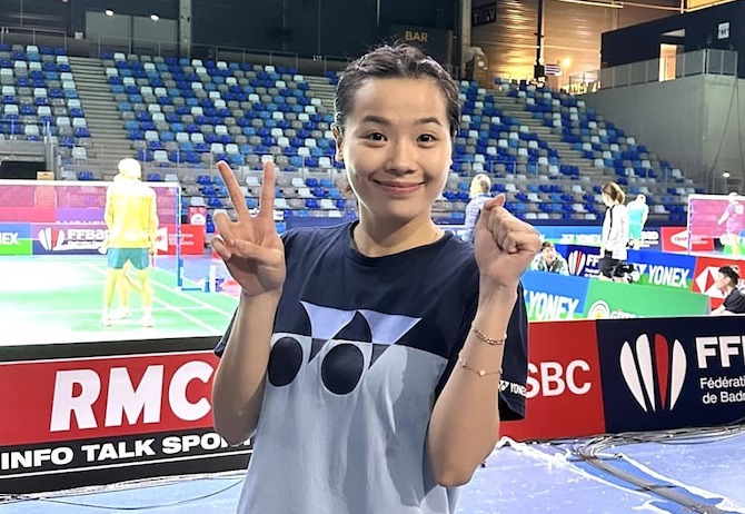 Nguyễn Thùy Linh giơ tay tạo hình số 20 khi lọt vào top 20 tay vợt nữ thế giới. Ảnh: FBNV