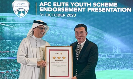 Chủ tịch AFC Salman bin Ibrahim Al Khalifa trao chứng thư cho Chủ tịch VFF ông Trần Quốc Tuấn. Ảnh: VFF