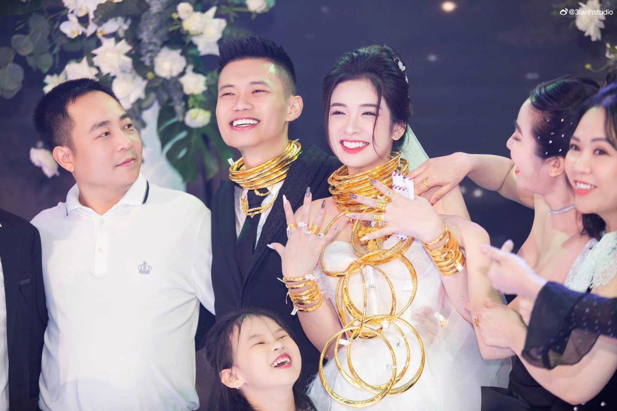 Chú rể Huy Tùng và cô dâu Thảo Vy rạng ngời bên bạn bè và người thân trong tiệc cưới. Ảnh: Nhân vật cung cấp