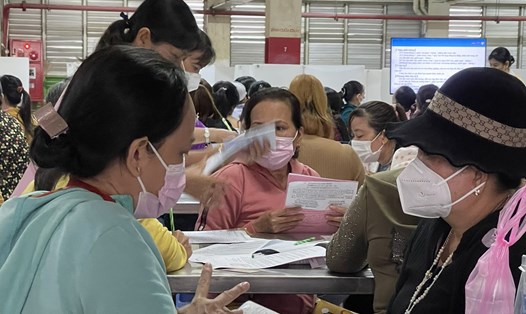 Công nhân Công ty PouYuen Việt Nam trong một đợt cắt giảm lao động năm 2023. Ảnh: Đức Long
