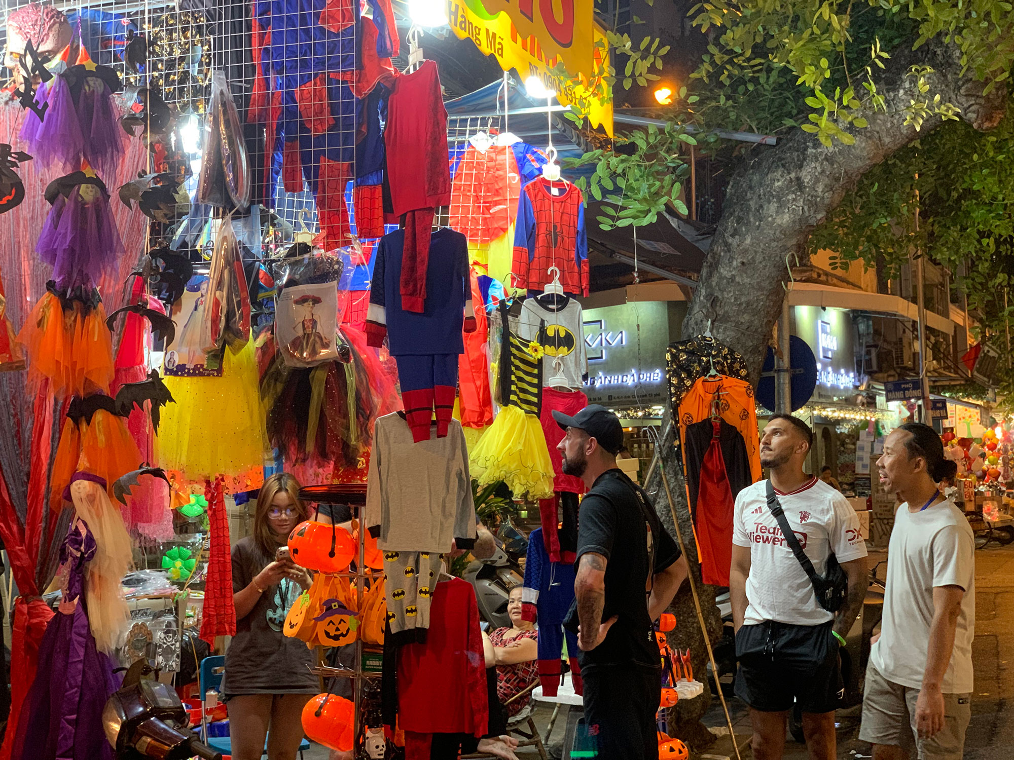 Một số du khách nước ngoài tìm mua đồ hóa trang Halloween. Ảnh: Đức Anh