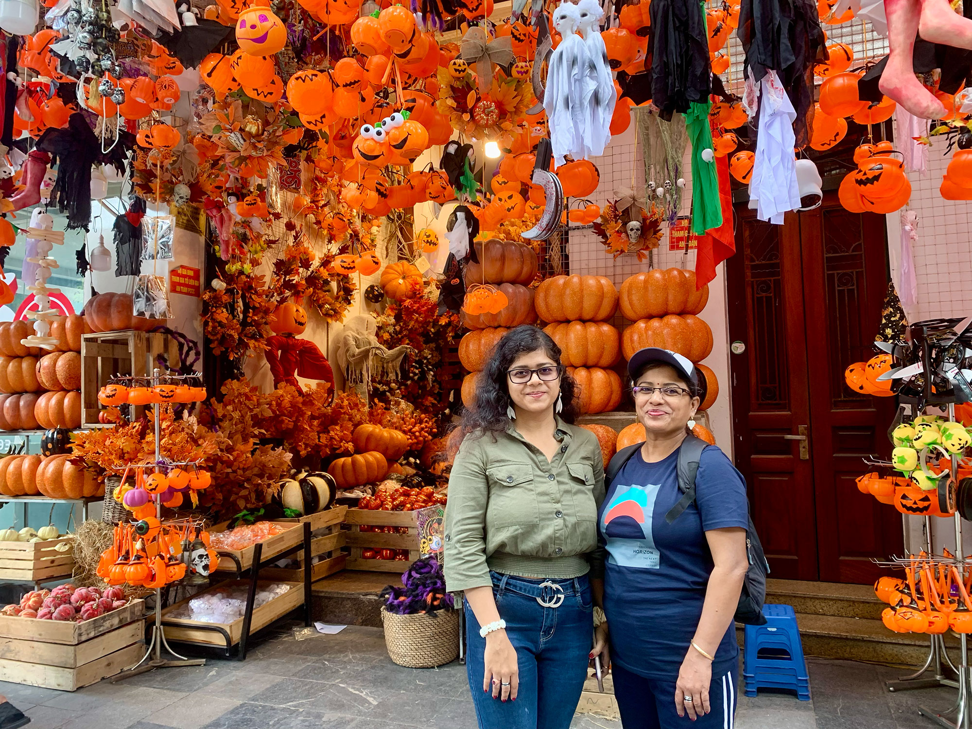 Shreya cùng mẹ dạo chơi trên phố Hàng Mã và ngắm nhìn những món đồ trang trí Halloween. Ảnh: Đức Anh