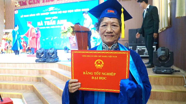 Bà Nguyễn Thị Hồng Lựu tốt nghiệp đại học ở tuổi 75. Ảnh: NVCC