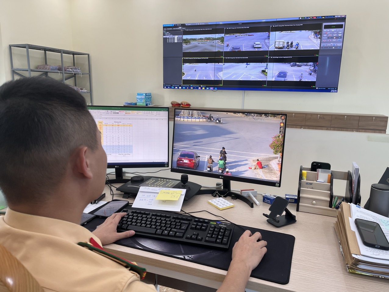 Trung tá Hà Anh Tú phân tích các dữ liệu được hệ thống AI trên camera phạt nguội gửi về. Ảnh: Trọng Lộc