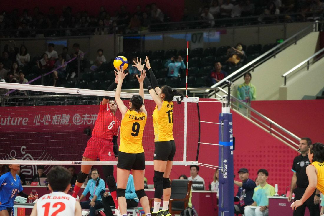 Đội tuyển bóng chuyền nữ Việt Nam (vàng) giành ngôi đầu bảng C ở vòng  ASIAD 19. Ảnh: VFV