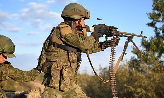 Một tân binh Nga bắn súng máy trong bài tập chiến thuật chiến đấu và bắn súng. Ảnh: Sputnik