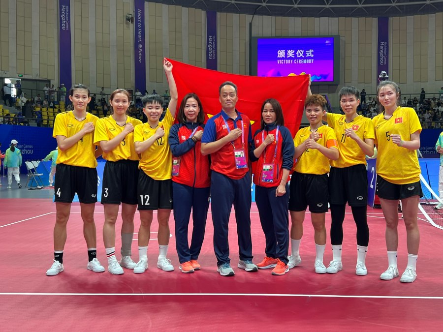 Đội tuyển Cầu mây nữ Việt Nam giúp Đoàn thể thao Việt Nam chạm chỉ tiêu huy chương vàng tại ASIAD 19. Ảnh: Bùi Lượng