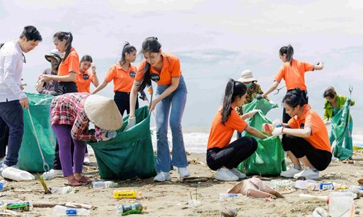 Dàn thí sinh Miss Earth Việt Nam cùng người dân chung tay dọn rác. Ảnh: BTC.