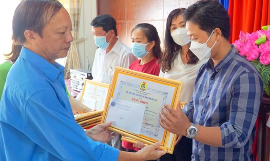 Chủ tịch LĐLĐ tỉnh Bạc Liêu Nguyễn Văn Khanh tặng bằng khen cho cán bộ CĐCS đạt thành tích xuất sắc trong phong trào thi đua. Ảnh: Nhật Hồ