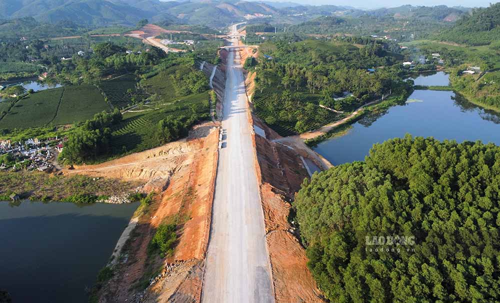 Cao tốc Tuyên Quang - Phú Thọ đã hoàn thành gần 70% giá trị hợp đồng, hiện đang chờ được giao vốn để tăng tốc thi công. Ảnh: Nguyễn Tùng.