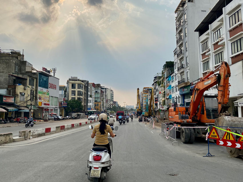 Máy móc thi công trên phố Kim Đồng. Ảnh: Mai Linh