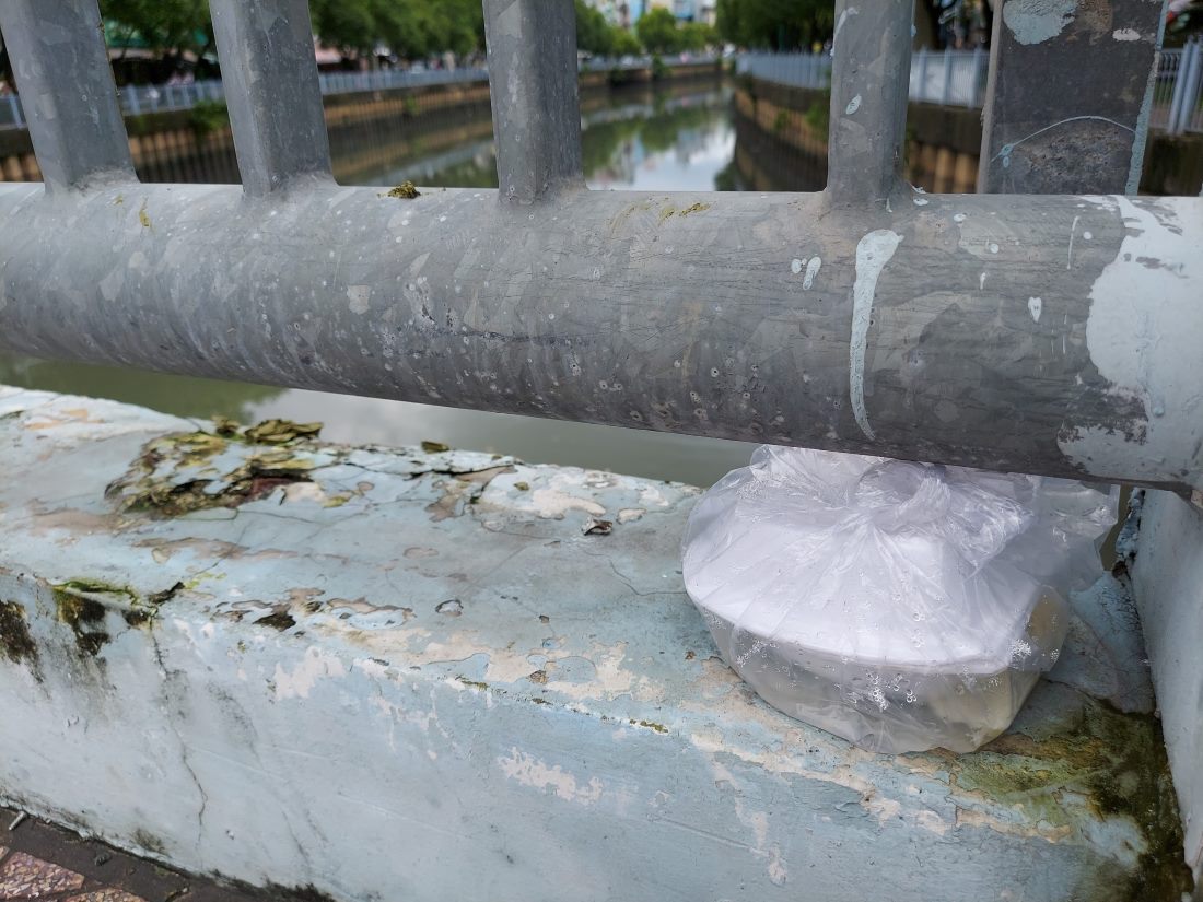Không khó để bắt gặp những hộp xốp bị nhét tại lan can cầu, bờ kênh Nhiêu Lộc - Thị Nghè. Đại diện UBND Quận 3 cho biết thường xuyên tuyên truyền, xử phạt nhưng một số người thiếu ý thức vứt vứt rác bừa bãi dọc kênh.
