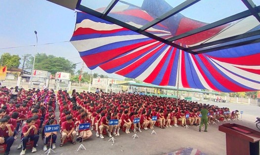 Học sinh  THPT Lạc Long Quân (Sóc Sơn, Hà Nội) trong một buổi sinh hoạt tại trường. Ảnh: Chụp màn hình