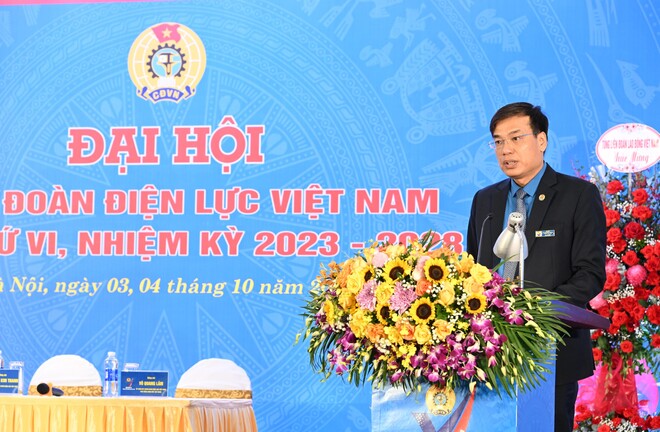 Ông Uông Quang Huy - Phó Chủ tịch Công đoàn Điện lực Việt Nam phát biểu tại đại hội. Ảnh: Cấn Dũng